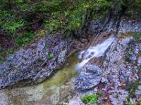 Schmale Kaskade zwischen Felswand und Felsklotz - Klausgraben